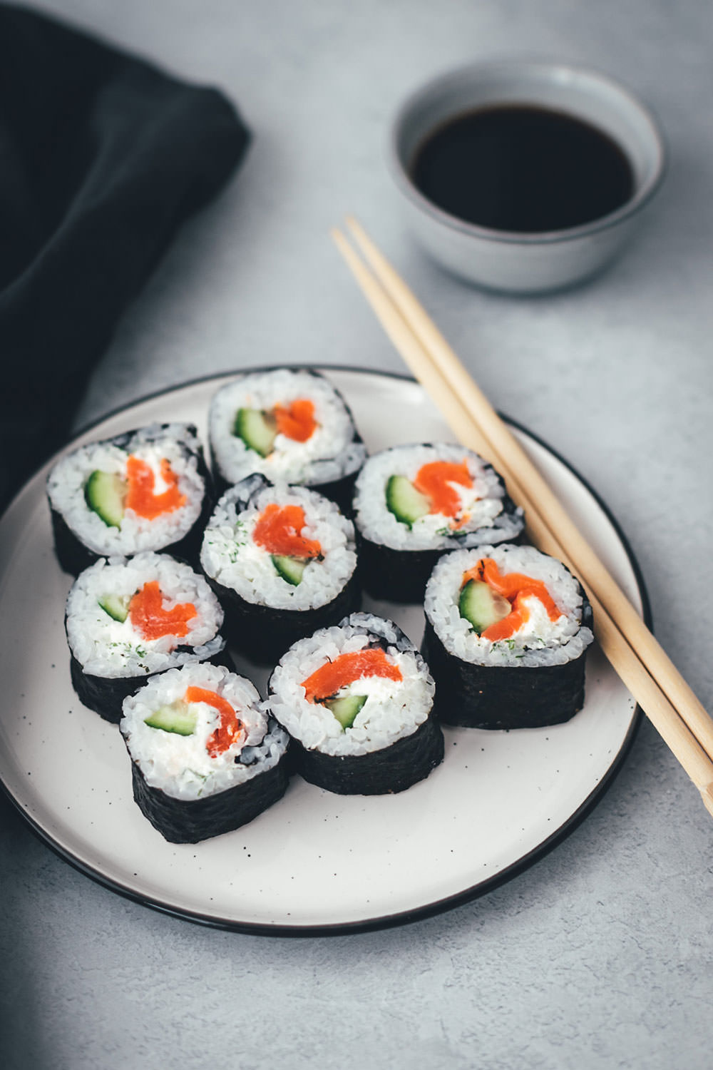 Maki Sushi Sind Mit Einer Bambusmatte Gerollte Und In Nori Gewickelte ...