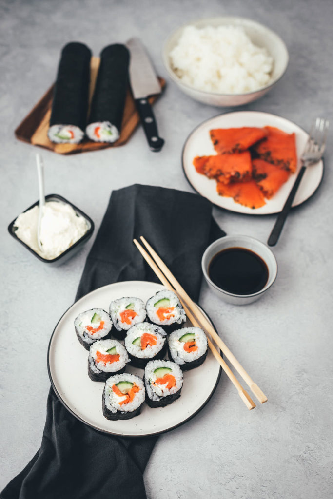 Nordisches Sushi – Futo Maki mit Graved Wildlachs, Gurke, Meerrettich ...