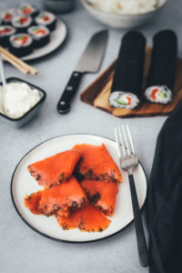 Rezept für nordisches Sushi – Futo Maki mit Graved Lachs, Gurke, Meerrettich-Frischkäse und Dill | moeyskitchen.com #rezept #sushi #sushiselbermachen #homemade #selbstgemacht #maki #futomaki #wildlachs #gravedlachs #foodblog #foodblogger #rezept