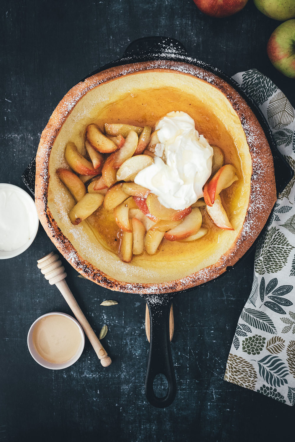 Rezept für Ofenpfannkuchen zum Sonntagsfrühstück | Dutch Baby Pancake mit Honig-Äpfeln und Crème fraîche | moeyskitchen.com #ofenpfannkuchen #dutchbaby #dutchbabypancake #pfannkuchen #pancake #frühstück #sonntagsfrühstück #foodblog #rezept #backen #äpfel #herbst