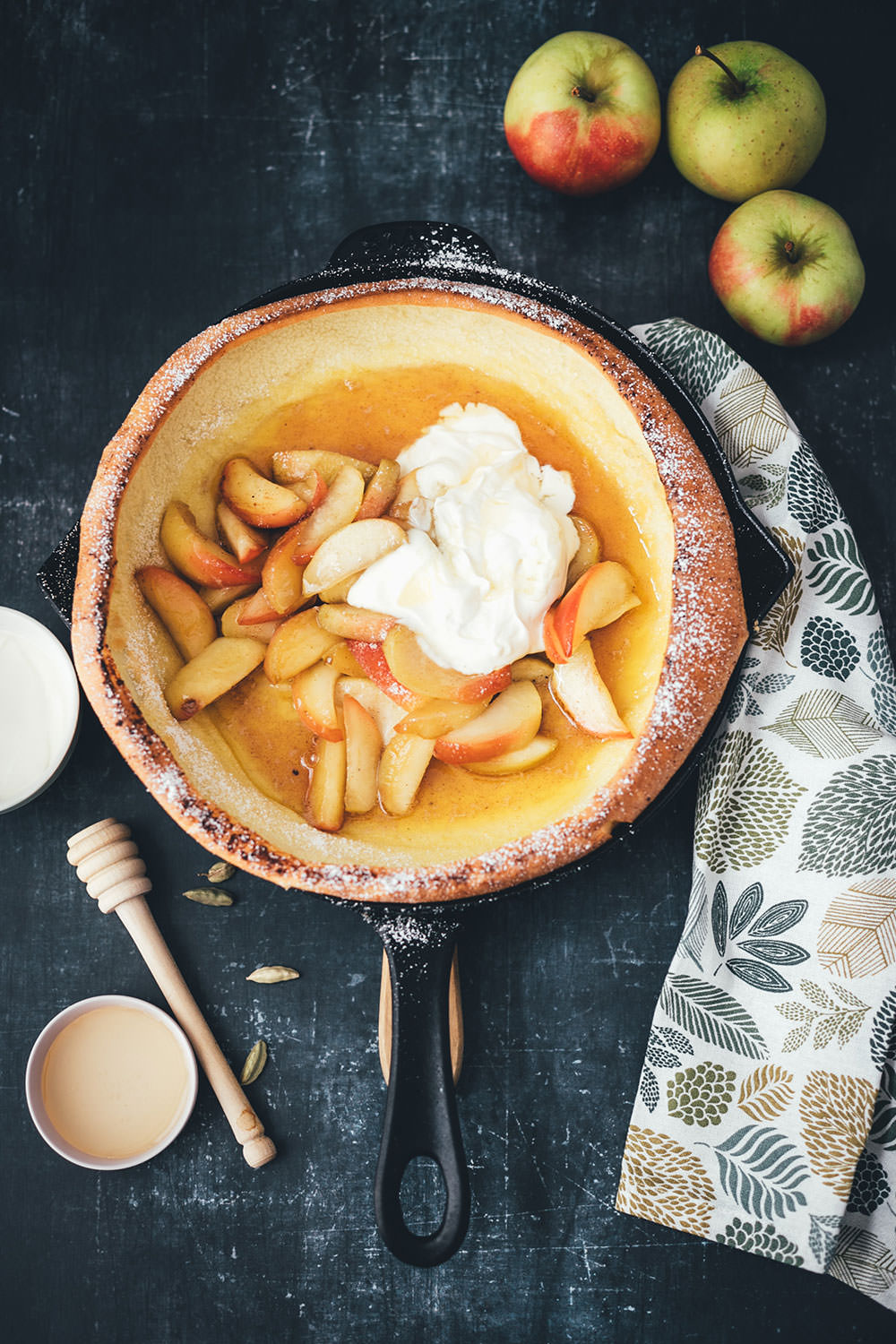 Rezept für Ofenpfannkuchen zum Sonntagsfrühstück | Dutch Baby Pancake mit Honig-Äpfeln und Crème fraîche | moeyskitchen.com #ofenpfannkuchen #dutchbaby #dutchbabypancake #pfannkuchen #pancake #frühstück #sonntagsfrühstück #foodblog #rezept #backen #äpfel #herbst