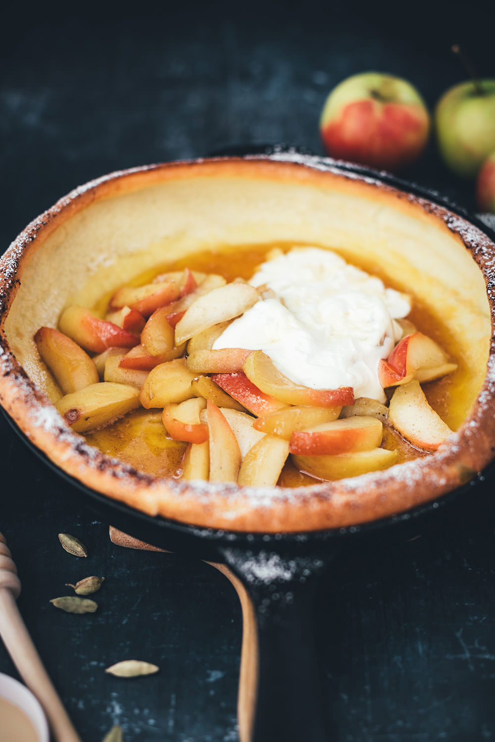 Rezept für Ofenpfannkuchen zum Sonntagsfrühstück | Dutch Baby Pancake mit Honig-Äpfeln und Crème fraîche | moeyskitchen.com #ofenpfannkuchen #dutchbaby #dutchbabypancake #pfannkuchen #pancake #frühstück #sonntagsfrühstück #foodblog #rezept #backen #äpfel #herbst