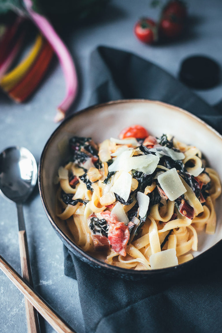 Schnelle Pasta mit Mangold, Tomaten und Frischkäse-Sauce - moey&amp;#39;s ...