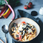 Pasta mit Mangold, Tomaten und Ziegenfrischkäse | Rezept für die schnelle Feierabendküche | moeyskitchen.com #pasta #mangold #feierabendküche #schnellerezepte #einfachkochen #vegetarisch #rezept #foodblog #foodblogger