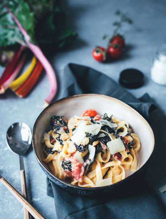 Pasta mit Mangold, Tomaten und Ziegenfrischkäse | Rezept für die schnelle Feierabendküche | moeyskitchen.com #pasta #mangold #feierabendküche #schnellerezepte #einfachkochen #vegetarisch #rezept #foodblog #foodblogger