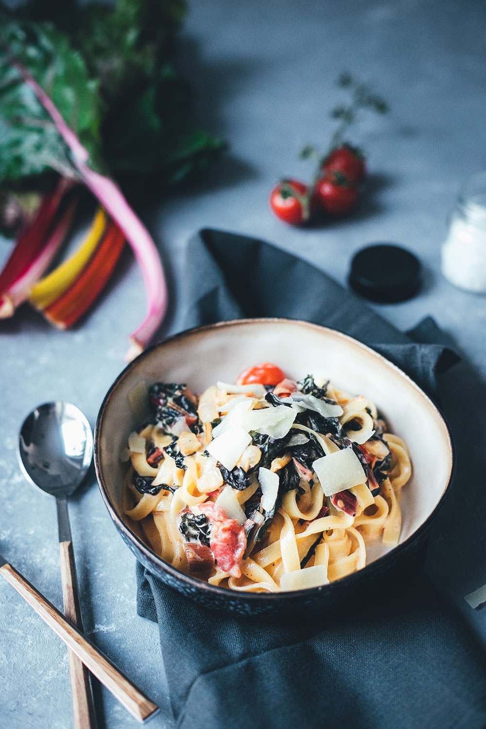 Schnelle Pasta mit Mangold, Tomaten und Frischkäse-Sauce - moey&amp;#39;s ...