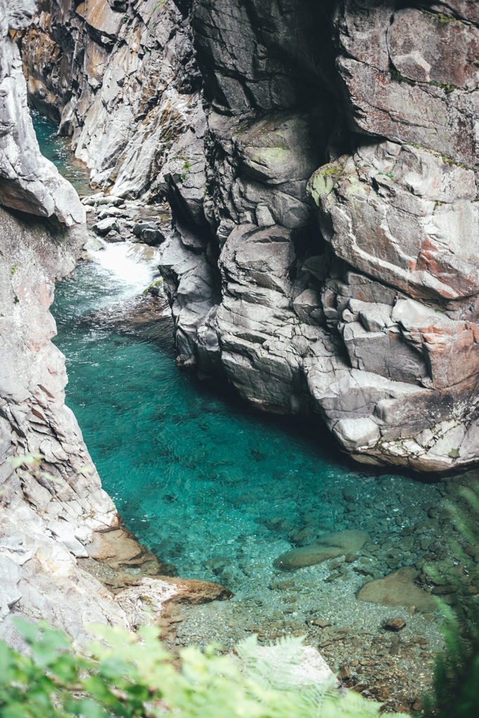 Die begehbare Felsengalerie in der Rofflaschlucht (Roflaschlucht) | moeyskitchen.com #schweiz #graubünden #reise #reisebericht #schlucht #rhein #rofflaschlucht #roflaschlucht #blog