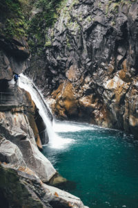 Die begehbare Felsengalerie und der Wasserfall in der Rofflaschlucht (Roflaschlucht) | moeyskitchen.com #schweiz #graubünden #reise #reisebericht #schlucht #rhein #rofflaschlucht #roflaschlucht #blog #wasserfall