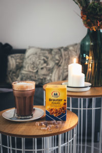 Rezept für leckeren Schoko-Cappuccino | Heiße Milch mit Zartbitterschokolade, braunem Kandis, Espresso und Milchschaum | moeyskitchen.com #rezept #foodblog #getränk #heißgetränk #kaffee #kakao #cappuccino #heißeschokolade #milchschaum #metime #auszeit