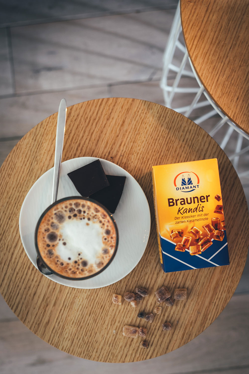 Rezept für leckeren Schoko-Cappuccino | Heiße Milch mit Zartbitterschokolade, braunem Kandis, Espresso und Milchschaum | moeyskitchen.com #rezept #foodblog #getränk #heißgetränk #kaffee #kakao #cappuccino #heißeschokolade #milchschaum #metime #auszeit