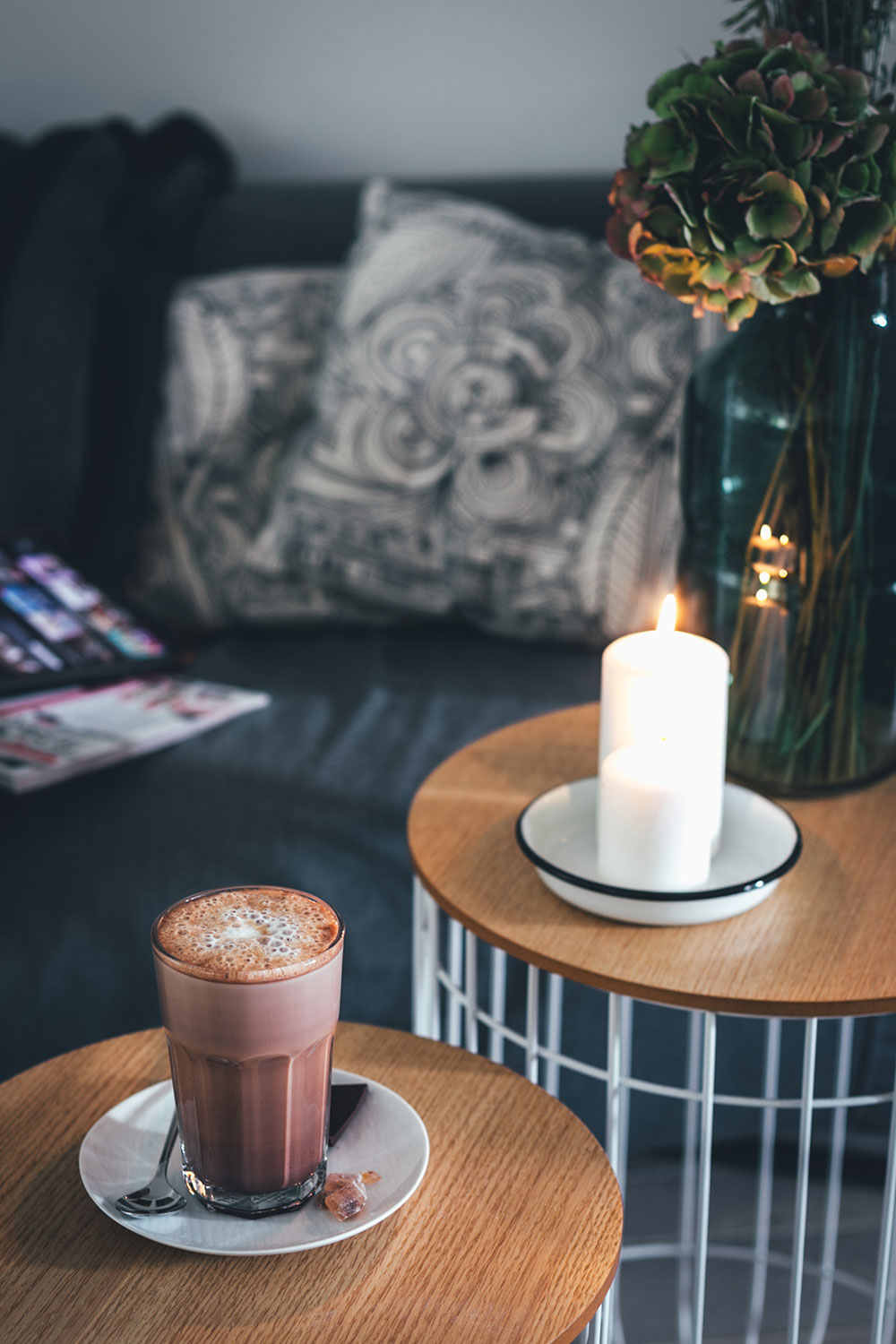 Rezept für leckeren Schoko-Cappuccino | Heiße Milch mit Zartbitterschokolade, braunem Kandis, Espresso und Milchschaum | moeyskitchen.com #rezept #foodblog #getränk #heißgetränk #kaffee #kakao #cappuccino #heißeschokolade #milchschaum #metime #auszeit