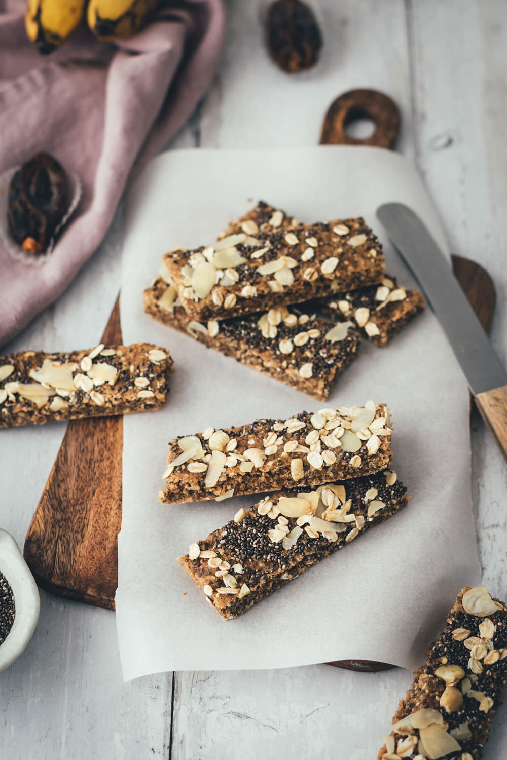 Rezept für vegane Chia-Müsliriegel mit Datteln und Bananen | ohne zusätzlichen Zucker und ohne Fett | softe Müsliriegel als gesunder Snack | moeyskitchen.com #müsliriegel #chia #healthy #vegan #snack #fürsbüro #nervennahrung #foodblog #rezept