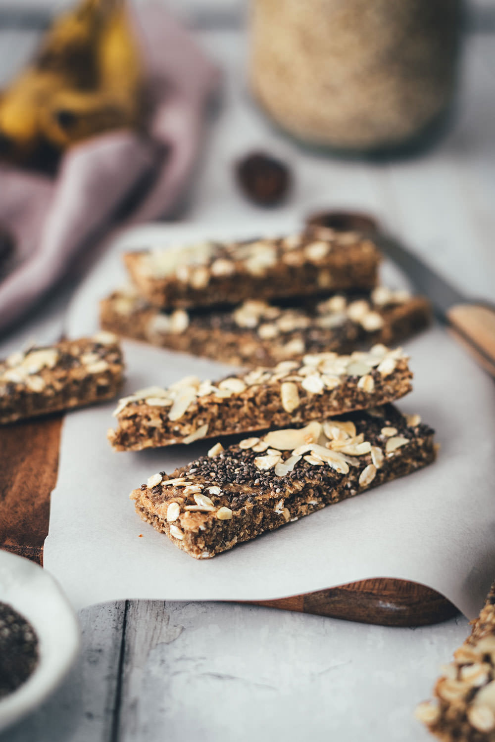 Rezept für vegane Chia-Müsliriegel mit Datteln und Bananen | ohne zusätzlichen Zucker und ohne Fett | softe Müsliriegel als gesunder Snack | moeyskitchen.com #müsliriegel #chia #healthy #vegan #snack #fürsbüro #nervennahrung #foodblog #rezept
