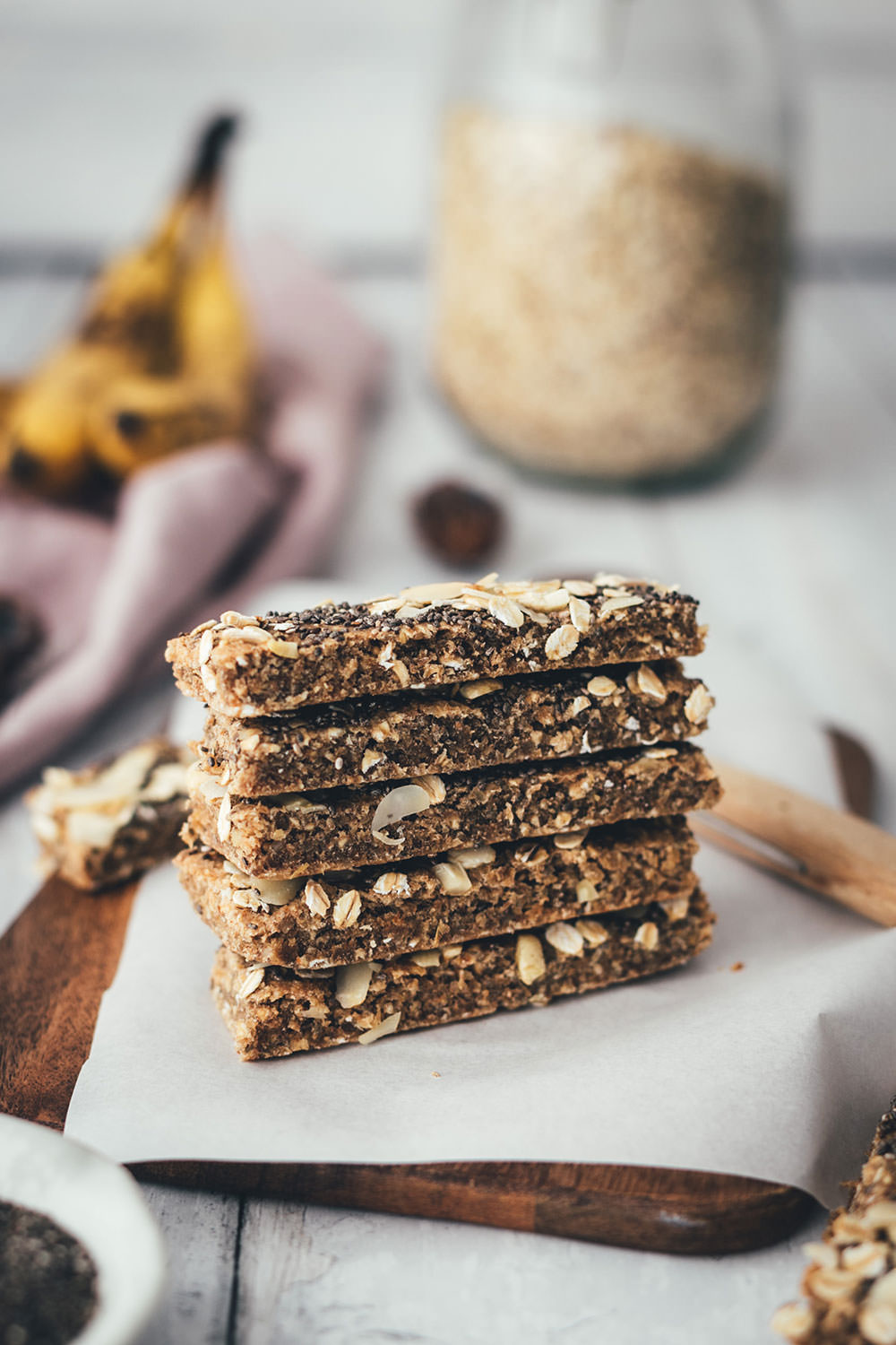Rezept für vegane Chia-Müsliriegel mit Datteln und Bananen | ohne zusätzlichen Zucker und ohne Fett | softe Müsliriegel als gesunder Snack | moeyskitchen.com #müsliriegel #chia #healthy #vegan #snack #fürsbüro #nervennahrung #foodblog #rezept
