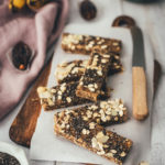 Rezept für vegane Chia-Müsliriegel mit Datteln und Bananen | ohne zusätzlichen Zucker und ohne Fett | softe Müsliriegel als gesunder Snack | moeyskitchen.com #müsliriegel #chia #healthy #vegan #snack #fürsbüro #nervennahrung #foodblog #rezept