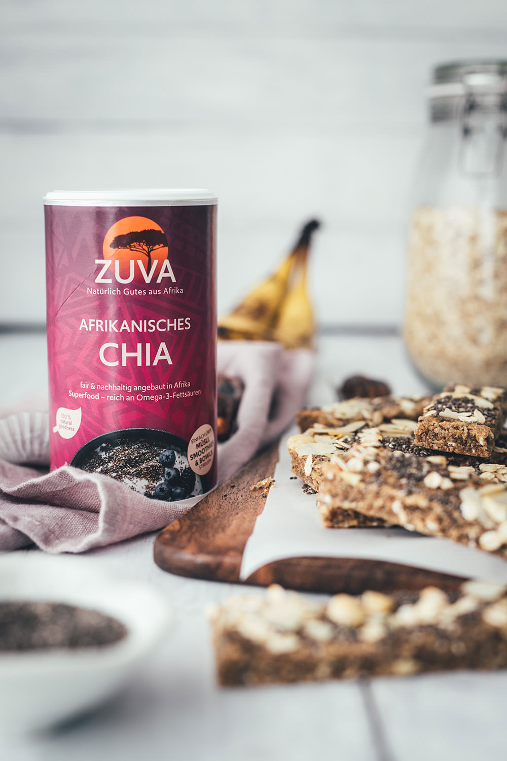 Rezept für vegane Chia-Müsliriegel mit Datteln und Bananen | ohne zusätzlichen Zucker und ohne Fett | softe Müsliriegel als gesunder Snack | moeyskitchen.com #müsliriegel #chia #healthy #vegan #snack #fürsbüro #nervennahrung #foodblog #rezept