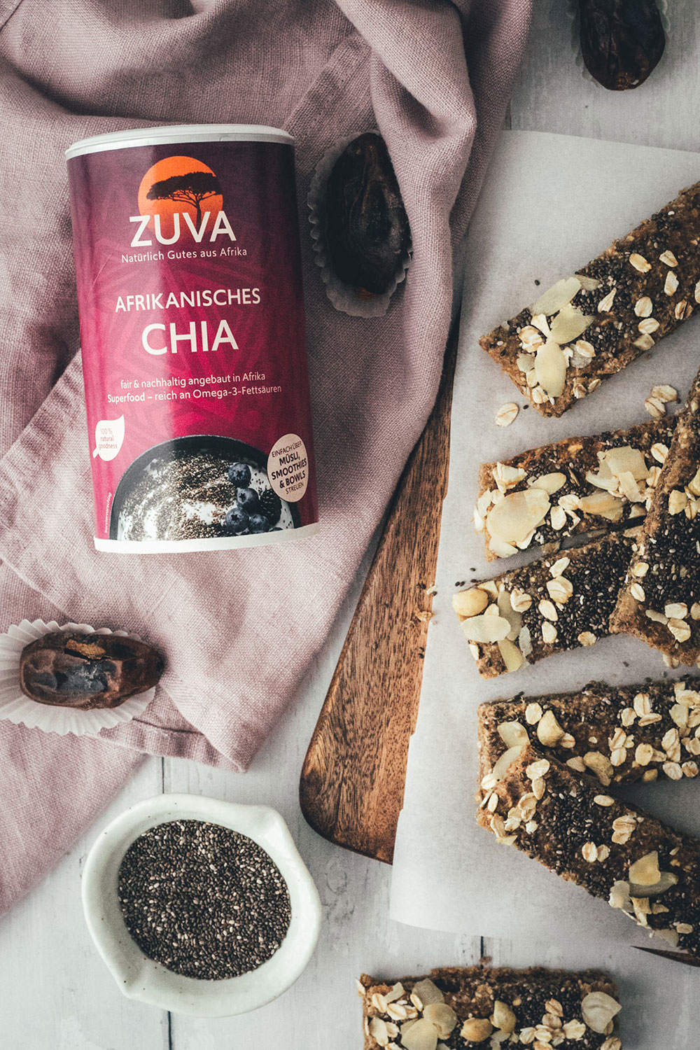 Rezept für vegane Chia-Müsliriegel mit Datteln und Bananen | ohne zusätzlichen Zucker und ohne Fett | softe Müsliriegel als gesunder Snack | moeyskitchen.com #müsliriegel #chia #healthy #vegan #snack #fürsbüro #nervennahrung #foodblog #rezept