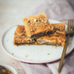 Rezept für einfaches Blätterteig-Baklava | schnelles Gebäck mit nur wenig Zutaten und wenig Aufwand | moeyskitchen.com #rezept #backen #backrezept #baklava #blätterteig #puffpastry #gebäck #nüsse #foodblog #einfachbacken