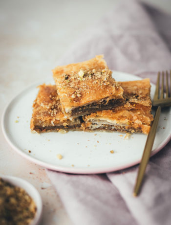 Rezept für einfaches Blätterteig-Baklava | schnelles Gebäck mit nur wenig Zutaten und wenig Aufwand | moeyskitchen.com #rezept #backen #backrezept #baklava #blätterteig #puffpastry #gebäck #nüsse #foodblog #einfachbacken