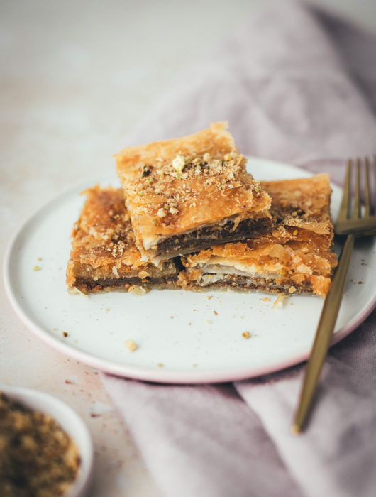 Rezept für einfaches Blätterteig-Baklava | schnelles Gebäck mit nur wenig Zutaten und wenig Aufwand | moeyskitchen.com #rezept #backen #backrezept #baklava #blätterteig #puffpastry #gebäck #nüsse #foodblog #einfachbacken