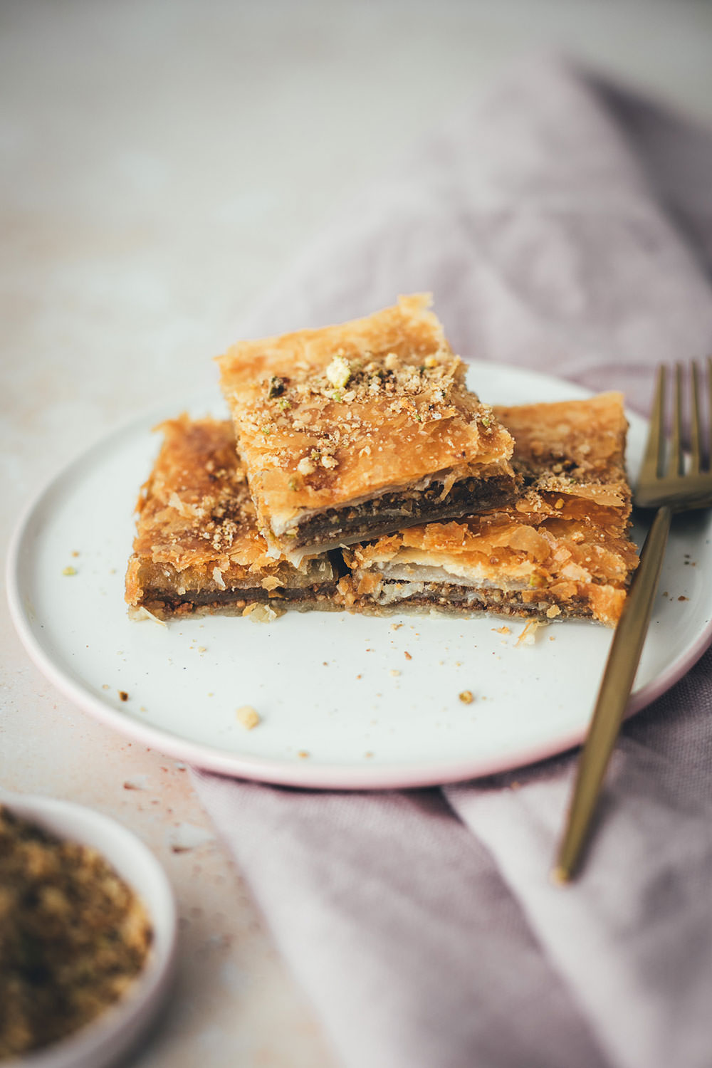 Rezept für einfaches Blätterteig-Baklava | schnelles Gebäck mit nur wenig Zutaten und wenig Aufwand | moeyskitchen.com #rezept #backen #backrezept #baklava #blätterteig #puffpastry #gebäck #nüsse #foodblog #einfachbacken