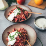 Einfaches und schnelles Rezept für dekonstruierten Borschtsch – den osteuropäischen Eintopf, der auch als Borscht bekannt ist, gibt es heute von mir mal nicht als Suppe, sondern als knackigen Salat | herbstlicher Krautsalat aus Weißkohl, Rote Bete und Apfel | für die schnelle und vegetarische Feierabendküche geeignet | moeyskitchen.com