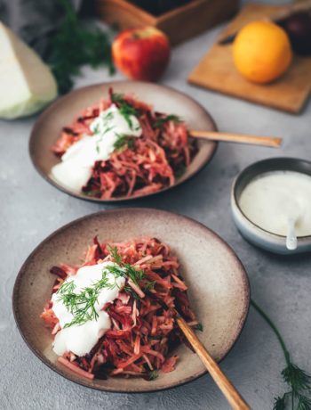 Einfaches und schnelles Rezept für dekonstruierten Borschtsch – den osteuropäischen Eintopf, der auch als Borscht bekannt ist, gibt es heute von mir mal nicht als Suppe, sondern als knackigen Salat | herbstlicher Krautsalat aus Weißkohl, Rote Bete und Apfel | für die schnelle und vegetarische Feierabendküche geeignet | moeyskitchen.com