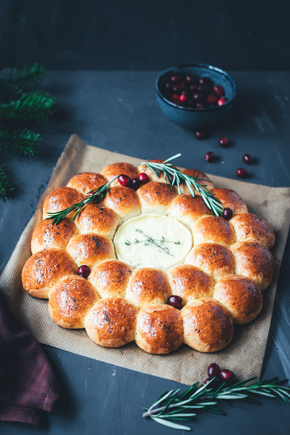 Brioche-Kranz | herzhaftes Pull Apart Bread | Zupfbrot mit gebackenem Camembert in der Mitte | moeyskitchen.com