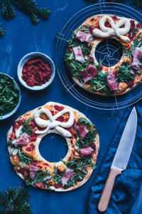 Pizza-Kranz – leckere Weihnachtspizza | super Idee für die ganze Familie - Pizza in festlicher Form zu Weihnachten, die jeder nach seinem eigenen Geschmack belegen kann | moeyskitchen.com
