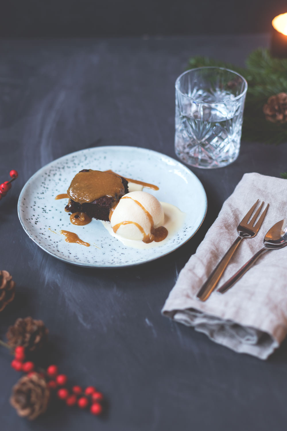 Gingervread Brownies - saftige Lebkuchen-Brownies als Weihnachtsdessert | serviert mit selbst gemachtem Eggnog-Eis und einer Karamellsauce mit Bourbon | moeyskitchen.com