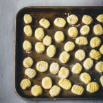 Grundrezept für Gnocchi | einfache Kartoffel-Gnocchi aus Italien | moeyskitchen.com #gnocchi #italienischeküche #italienischkochen #kartoffelklöße #rezept #foodblog #foodblogger #grundrezept #selbstgemacht