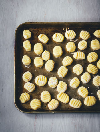 Grundrezept für Gnocchi | einfache Kartoffel-Gnocchi aus Italien | moeyskitchen.com #gnocchi #italienischeküche #italienischkochen #kartoffelklöße #rezept #foodblog #foodblogger #grundrezept #selbstgemacht