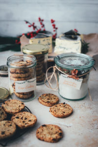 Käse-Cookies als Backmischung oder Kekse zum Verschenken | herzhaftes Shortbread mit Cranberries, Salzmandeln und Montagnolo | Weihnachtsgeschenke aus der Küche - kulinarische Geschenkidee als Alternative zu Weihnachtsplätzchen | moeyskitchen.com