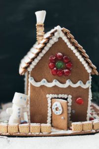 Selbst gemachtes Lebkuchenhaus – ein Spaß für die ganze Familie | Lebkuchen backen ist super einfach - daraus lässt sich ein tolles Lebkuchen-Haus bauen und individuell verzieren | moeyskitchen.com