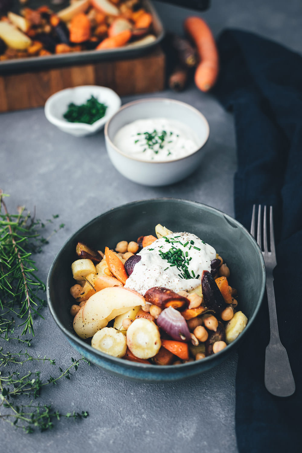 Rezept für herbstliches Ofengemüse mit CAMBOZOLA-Dip | bunte Möhren, Süßkartoffeln und Pastinaken treffen auf Apfel und Kichererbsen und werden mit einem würzigen Blauschimmelkäse-Dip serviert | moeyskitchen.com #ofengemüse #vomblech #sheetpan #onepandinner #vegetarisch #gemüseküche #imherbst #schnellgemacht #rezept #foodblogger