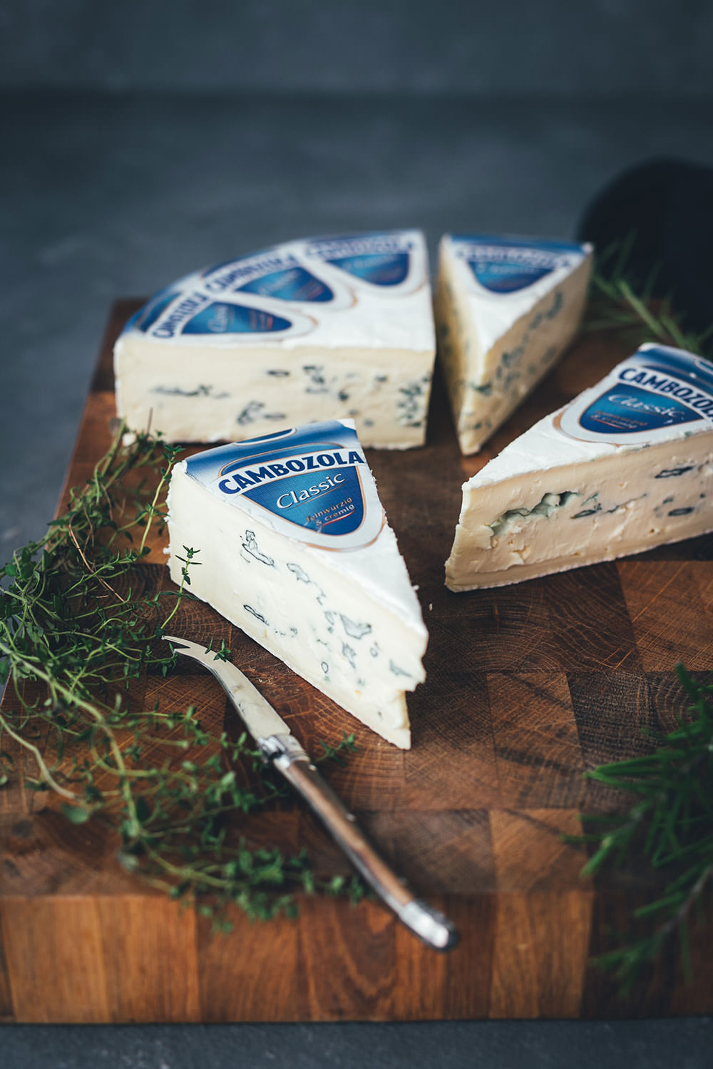 Rezept für herbstliches Ofengemüse mit CAMBOZOLA-Dip | bunte Möhren, Süßkartoffeln und Pastinaken treffen auf Apfel und Kichererbsen und werden mit einem würzigen Blauschimmelkäse-Dip serviert | moeyskitchen.com #ofengemüse #vomblech #sheetpan #onepandinner #vegetarisch #gemüseküche #imherbst #schnellgemacht #rezept #foodblogger