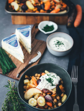 Rezept für herbstliches Ofengemüse mit CAMBOZOLA-Dip | bunte Möhren, Süßkartoffeln und Pastinaken treffen auf Apfel und Kichererbsen und werden mit einem würzigen Blauschimmelkäse-Dip serviert | moeyskitchen.com #ofengemüse #vomblech #sheetpan #onepandinner #vegetarisch #gemüseküche #imherbst #schnellgemacht #rezept #foodblogger