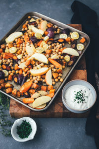 Rezept für herbstliches Ofengemüse mit CAMBOZOLA-Dip | bunte Möhren, Süßkartoffeln und Pastinaken treffen auf Apfel und Kichererbsen und werden mit einem würzigen Blauschimmelkäse-Dip serviert | moeyskitchen.com #ofengemüse #vomblech #sheetpan #onepandinner #vegetarisch #gemüseküche #imherbst #schnellgemacht #rezept #foodblogger