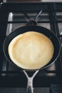 Rezept für einfache Pfannkuchen | Grundrezept für Omas Klassiker | moeyskitchen.com #pfannkuchen #grundrezept #rezept #foodblog #pancake #eierkuchen #omasklassiker