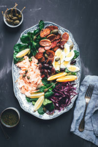 Leckerer Nizza-Salat mit Lachs | winterliche Variante vom Salade nicoise | perfekt als weihnachtliche Vorspeise | moeyskitchen.com