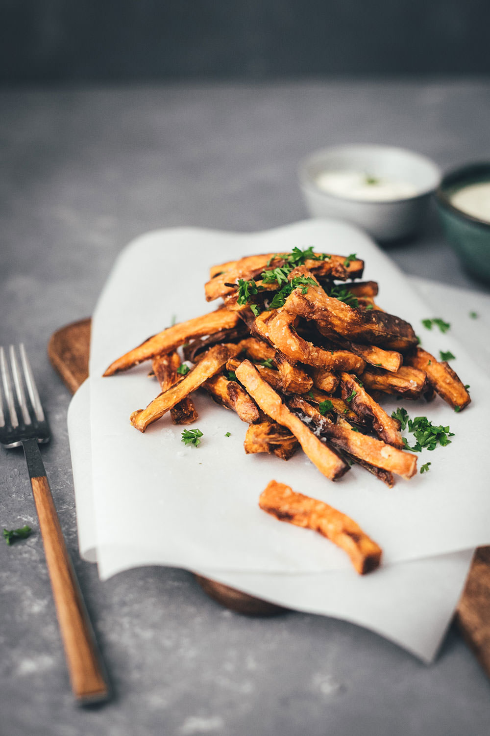 Rezept für die besten Süßkartoffel-Pommes aus dem Airfryer | leckere Fritten aus der Heißluftfritteuse | moeyskitchen.com #süßkartoffelpommes #süßkartoffelfritten #süßkartoffeln #pommes #fritten #fries #sweetpotatofries #airfryer #rezept #foodblog