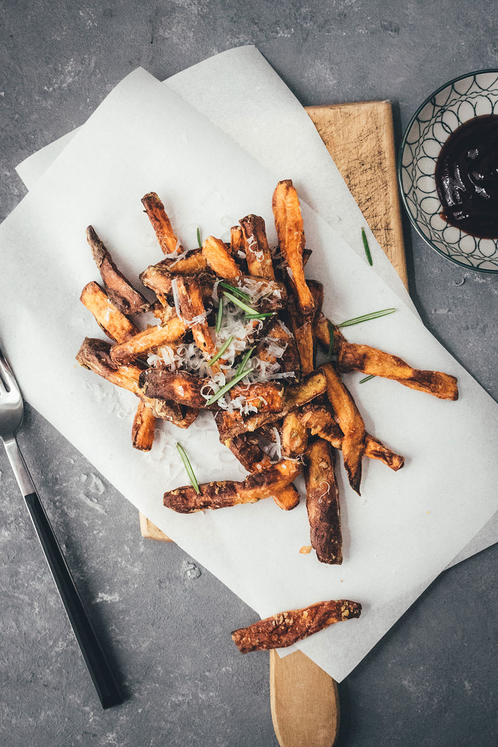 Rezept für die besten Süßkartoffel-Pommes aus dem Airfryer | leckere Fritten aus der Heißluftfritteuse | moeyskitchen.com #süßkartoffelpommes #süßkartoffelfritten #süßkartoffeln #pommes #fritten #fries #sweetpotatofries #airfryer #rezept #foodblog