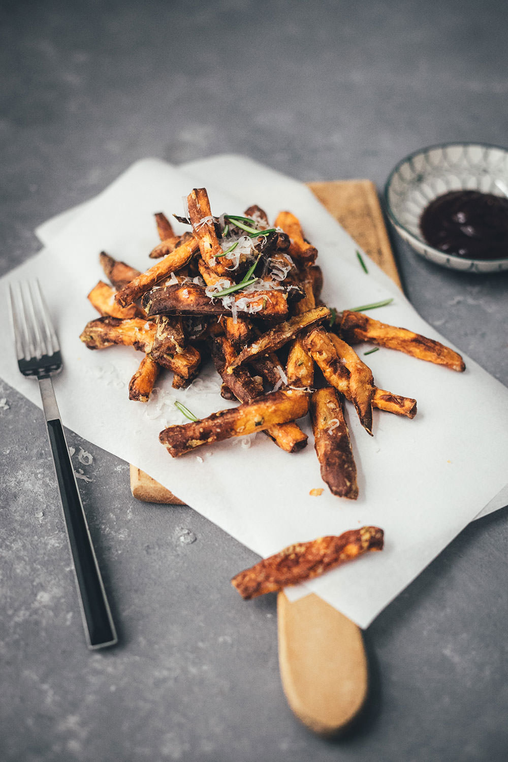 Rezept für die besten Süßkartoffel-Pommes aus dem Airfryer | leckere Fritten aus der Heißluftfritteuse | moeyskitchen.com #süßkartoffelpommes #süßkartoffelfritten #süßkartoffeln #pommes #fritten #fries #sweetpotatofries #airfryer #rezept #foodblog