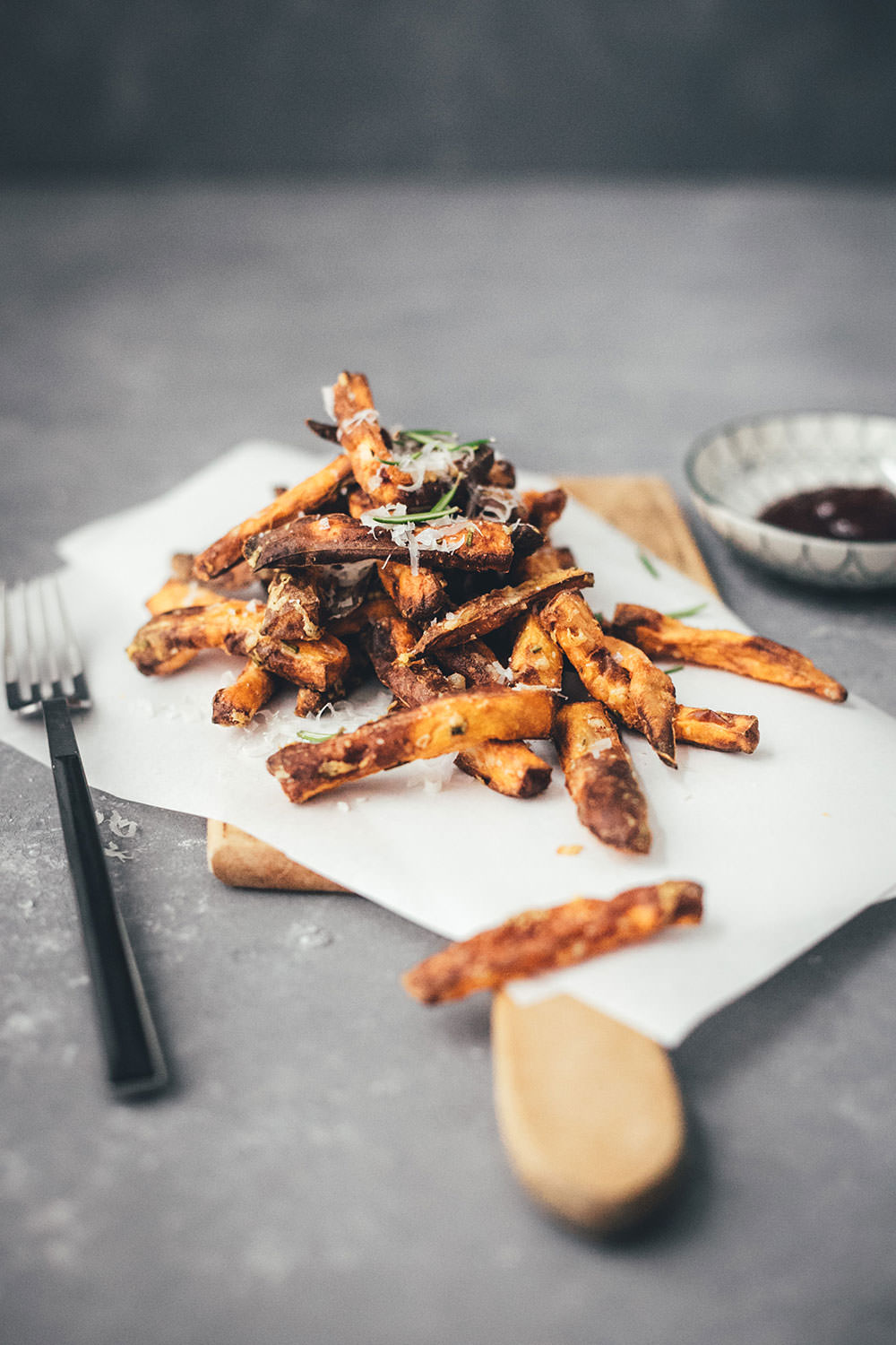 Rezept für die besten Süßkartoffel-Pommes aus dem Airfryer | leckere Fritten aus der Heißluftfritteuse | moeyskitchen.com #süßkartoffelpommes #süßkartoffelfritten #süßkartoffeln #pommes #fritten #fries #sweetpotatofries #airfryer #rezept #foodblog