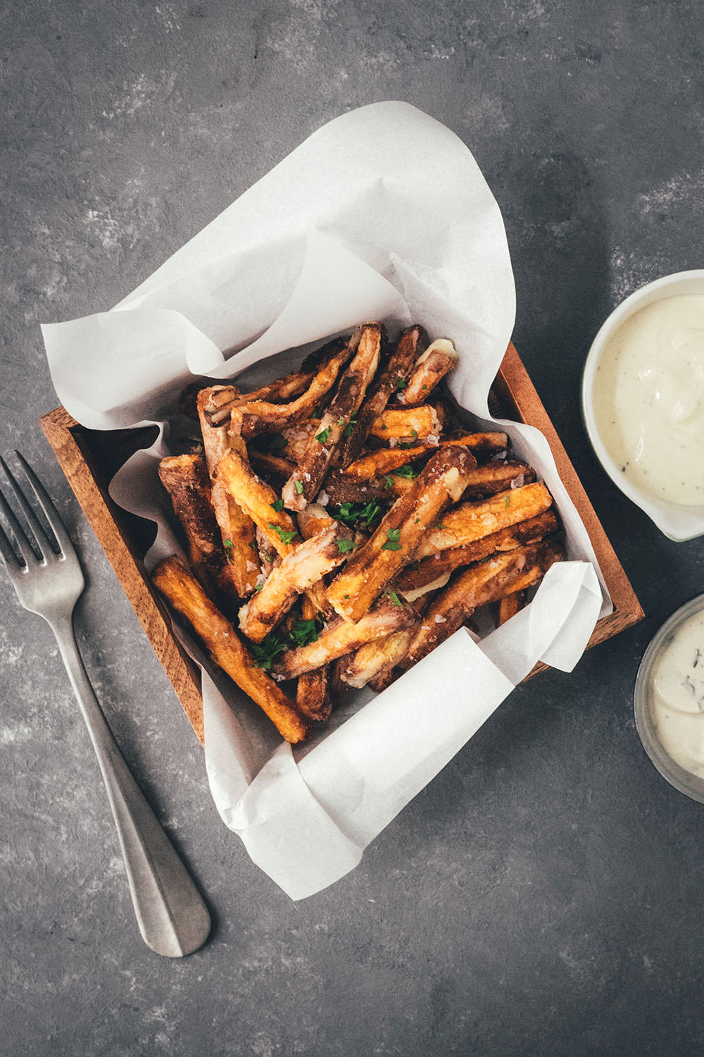 Rezept für die besten Süßkartoffel-Pommes aus dem Airfryer | leckere Fritten aus der Heißluftfritteuse | moeyskitchen.com #süßkartoffelpommes #süßkartoffelfritten #süßkartoffeln #pommes #fritten #fries #sweetpotatofries #airfryer #rezept #foodblog