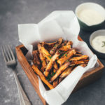 Rezept für die besten Süßkartoffel-Pommes aus dem Airfryer | leckere Fritten aus der Heißluftfritteuse | moeyskitchen.com #süßkartoffelpommes #süßkartoffelfritten #süßkartoffeln #pommes #fritten #fries #sweetpotatofries #airfryer #rezept #foodblog