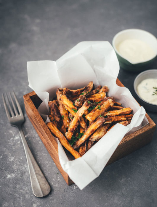 Rezept für die besten Süßkartoffel-Pommes aus dem Airfryer | leckere Fritten aus der Heißluftfritteuse | moeyskitchen.com #süßkartoffelpommes #süßkartoffelfritten #süßkartoffeln #pommes #fritten #fries #sweetpotatofries #airfryer #rezept #foodblog