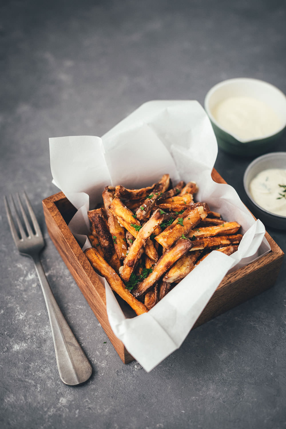 Rezept für die besten Süßkartoffel-Pommes aus dem Airfryer | leckere Fritten aus der Heißluftfritteuse | moeyskitchen.com #süßkartoffelpommes #süßkartoffelfritten #süßkartoffeln #pommes #fritten #fries #sweetpotatofries #airfryer #rezept #foodblog