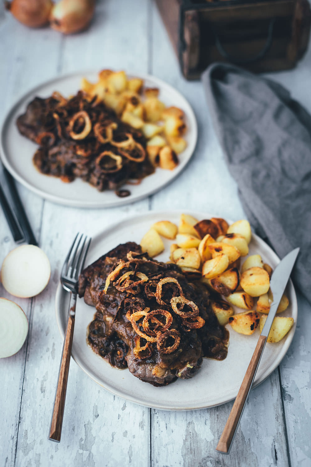 Rezept für Zwiebelrostbraten mit Bratkartoffeln | Roastbeef mit Röstzwiebeln und Zwiebelsauce und knusprigen Kartoffeln | moeyskitchen.com #rostbraten #zwiebelrostbraten #zwiebel #zwiebeln #steak #roastbeef #rumpsteak #bratkartoffeln #rezept #foodblog