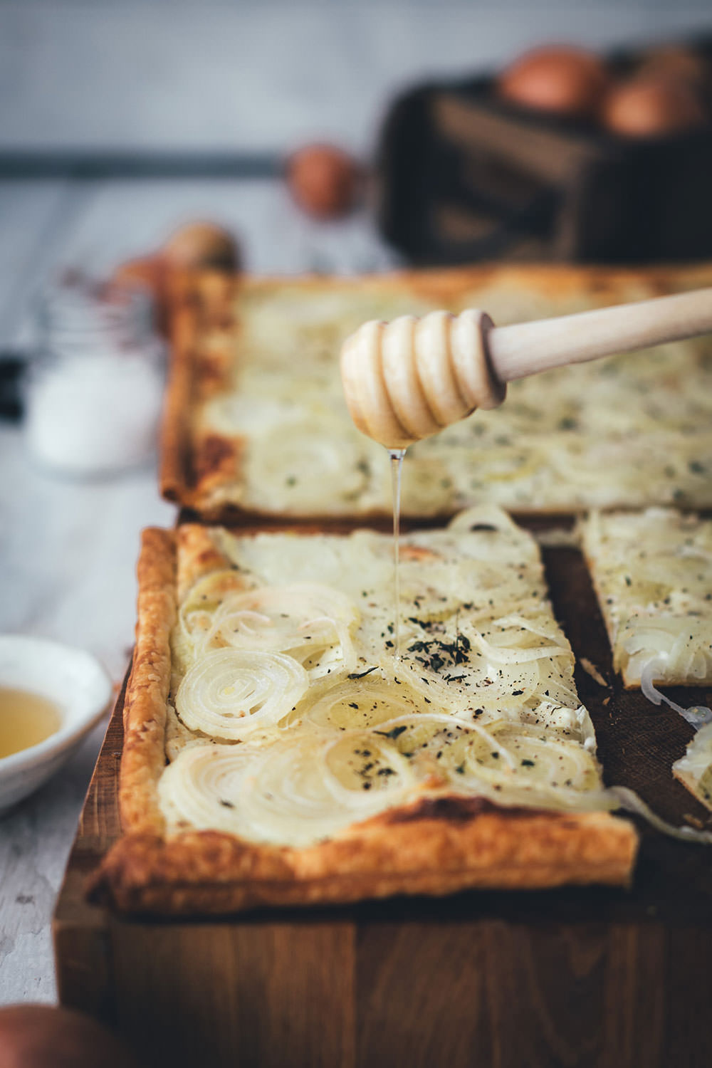 Rezept für einfache Zwiebeltarte | leckere Blätterteig-Tarte mit frischen Zwiebeln, Crème fraîche, Thymian und Honig – perfekt für die schnelle Feierabendküche | moeyskitchen.com #zwiebel #zwiebeln #tarte #zwiebeltarte #blätterteig #vegetarisch #feierabendküche #einfacherezepte #einfachkochen #rezept #foodblog